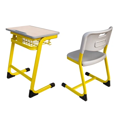 Chaise et bureau d'étudiant de formation de classe d'école primaire